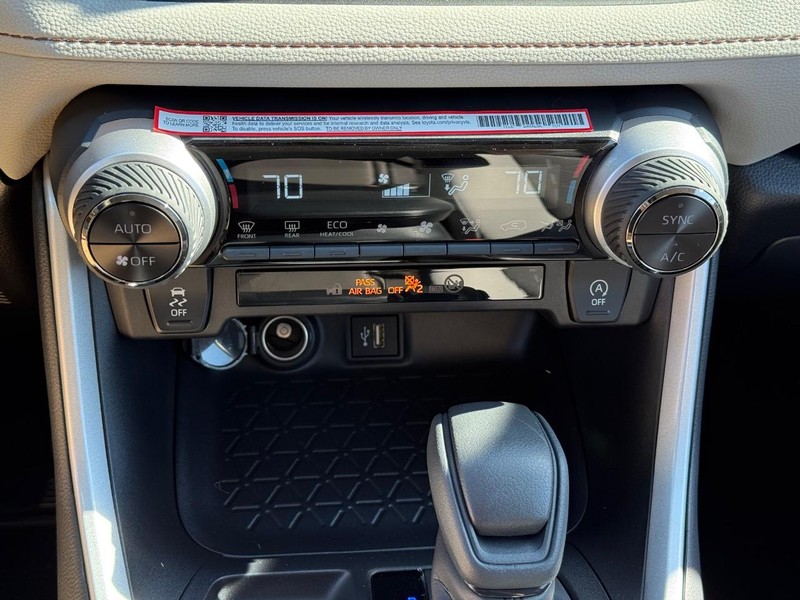 Toyota RAV4 Vehicle Image 12