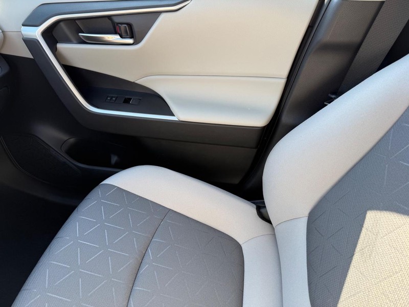 Toyota RAV4 Vehicle Image 14