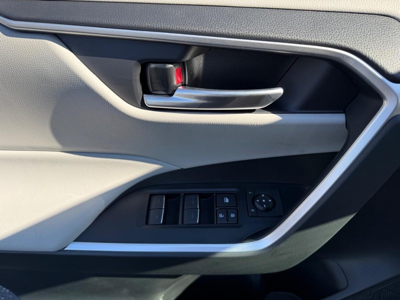 Toyota RAV4 Vehicle Image 17