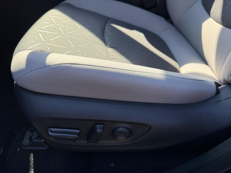 Toyota RAV4 Vehicle Image 18