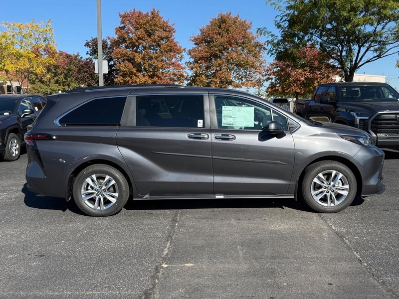 Toyota Sienna Vehicle Image 02