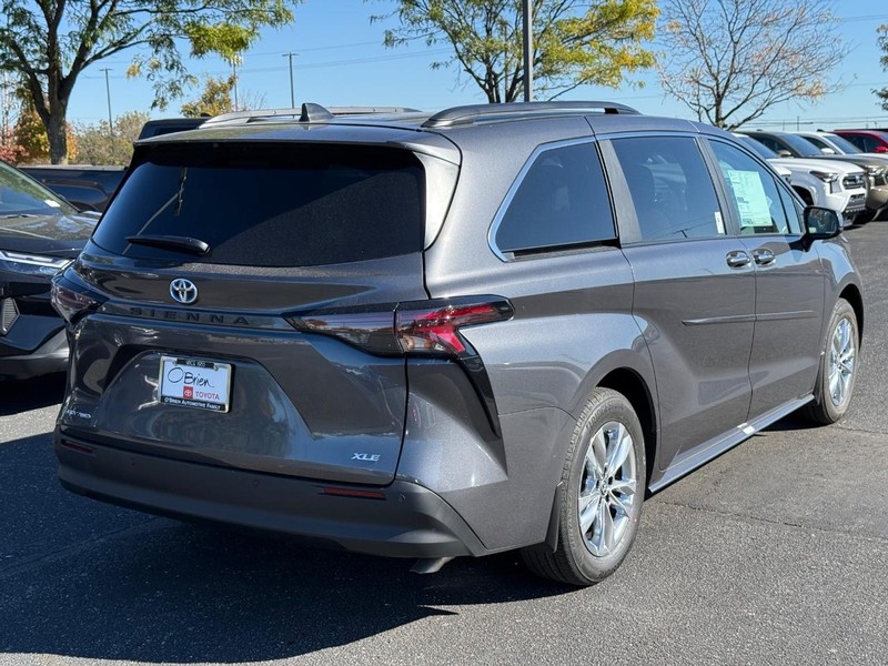 Toyota Sienna Vehicle Image 03