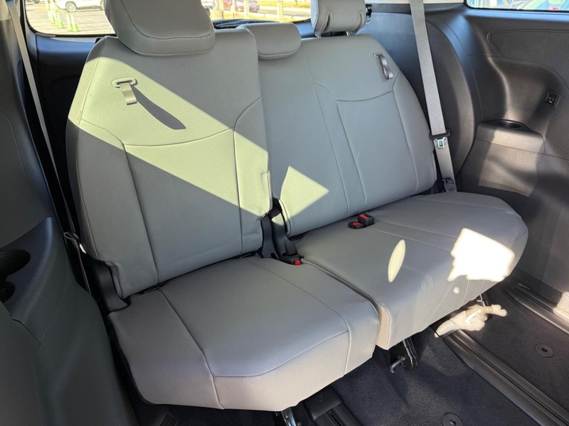 Toyota Sienna Vehicle Image 05