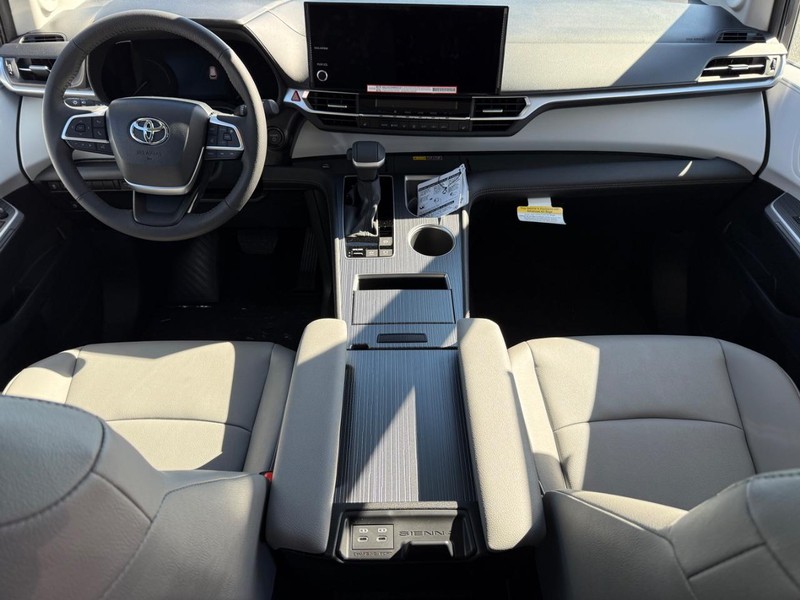 Toyota Sienna Vehicle Image 07