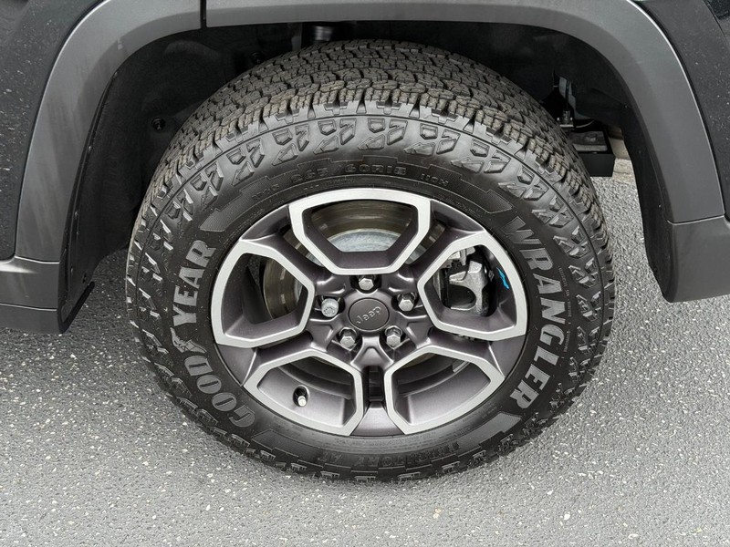 Jeep Grand Cherokee 4xe Vehicle Image 06