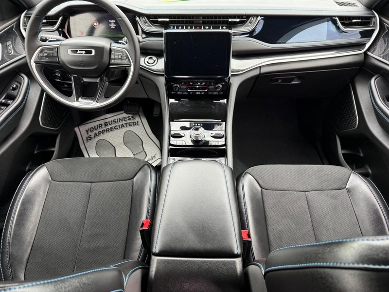 Jeep Grand Cherokee 4xe Vehicle Image 12