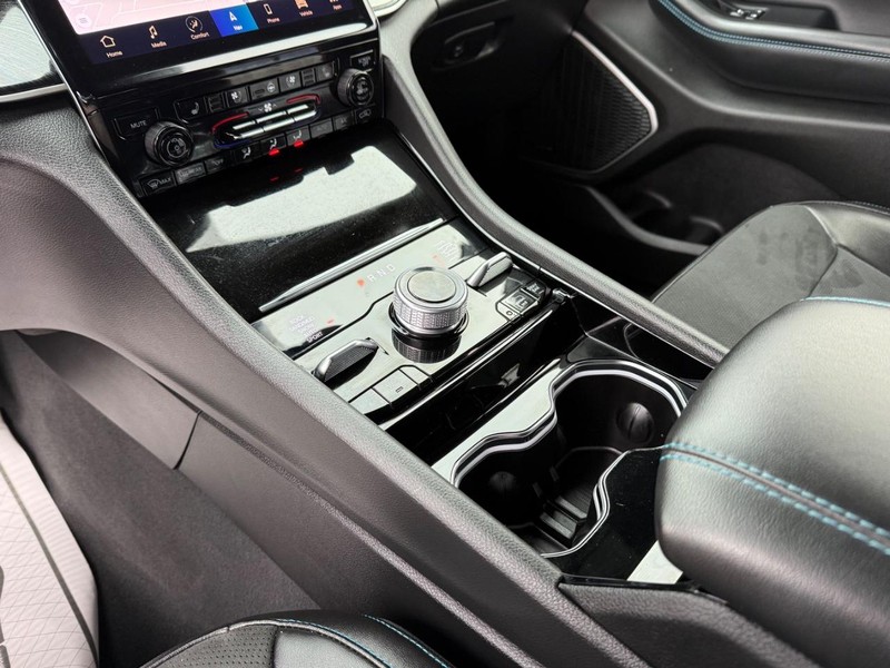 Jeep Grand Cherokee 4xe Vehicle Image 21