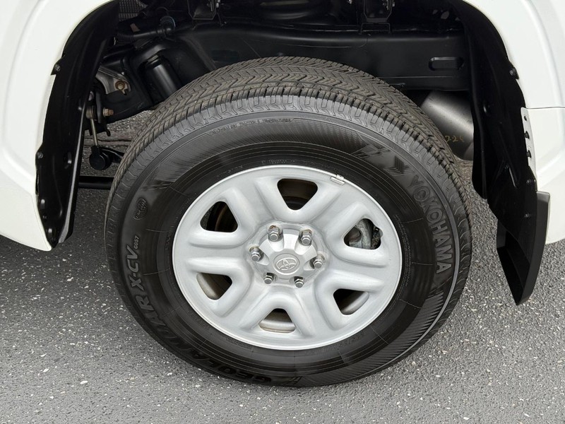 Toyota Tundra 4WD Vehicle Image 06