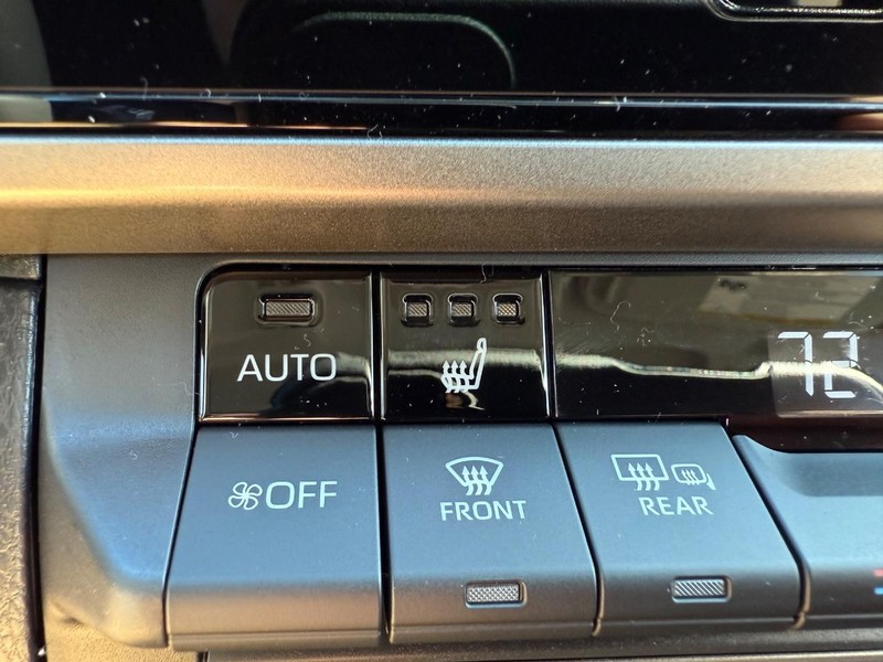 Toyota Camry Vehicle Image 11