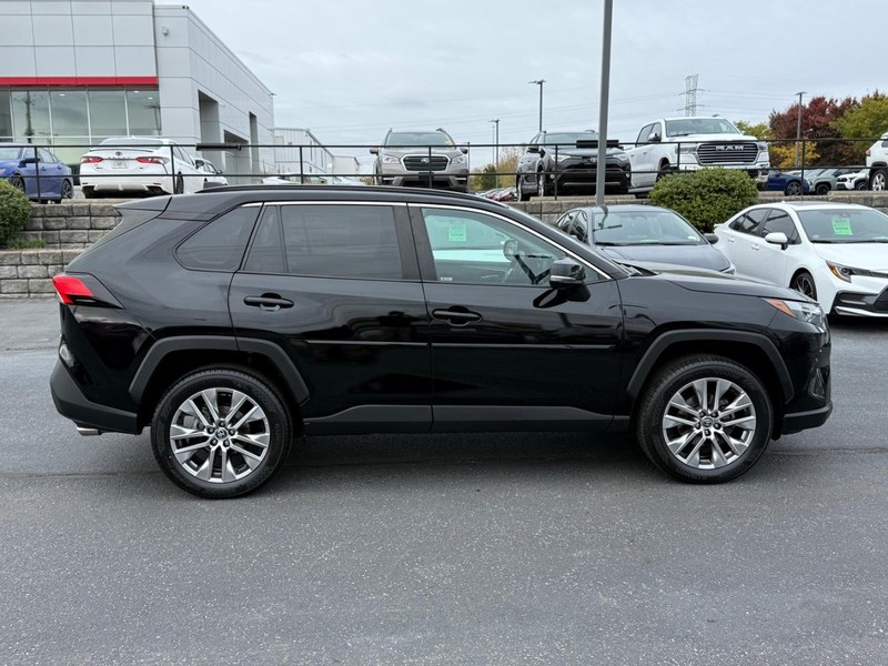 Toyota RAV4 Vehicle Image 02