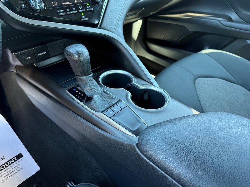 Toyota Camry Vehicle Image 18