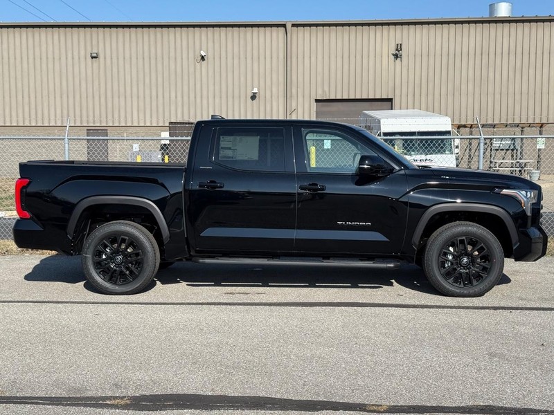 Toyota Tundra 4WD Vehicle Image 02