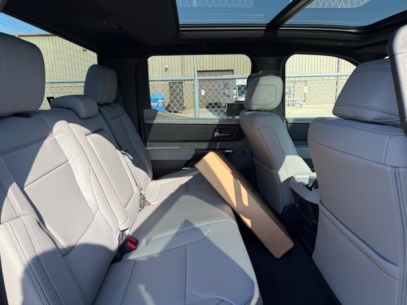 Toyota Tundra 4WD Vehicle Image 04