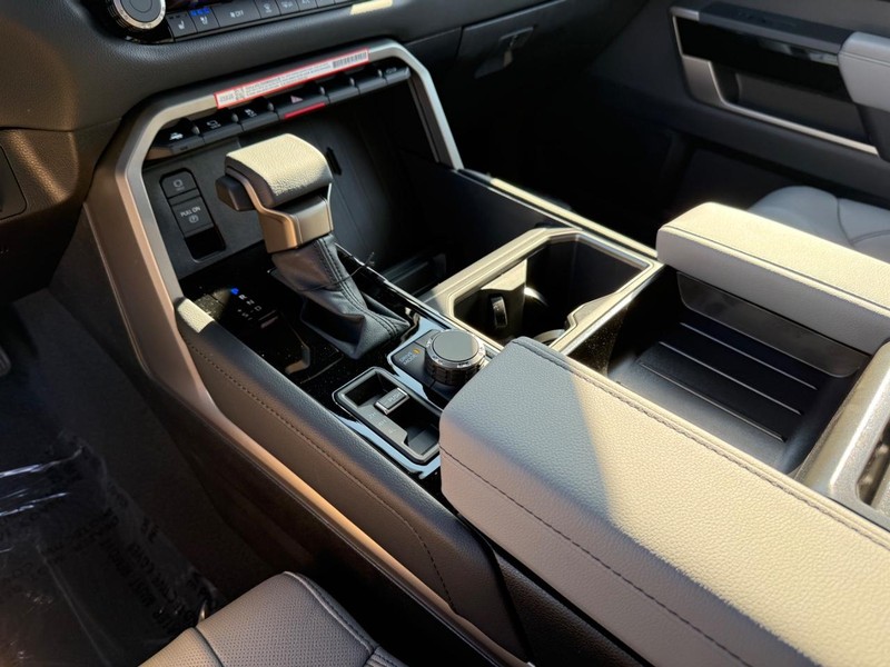 Toyota Tundra 4WD Vehicle Image 15