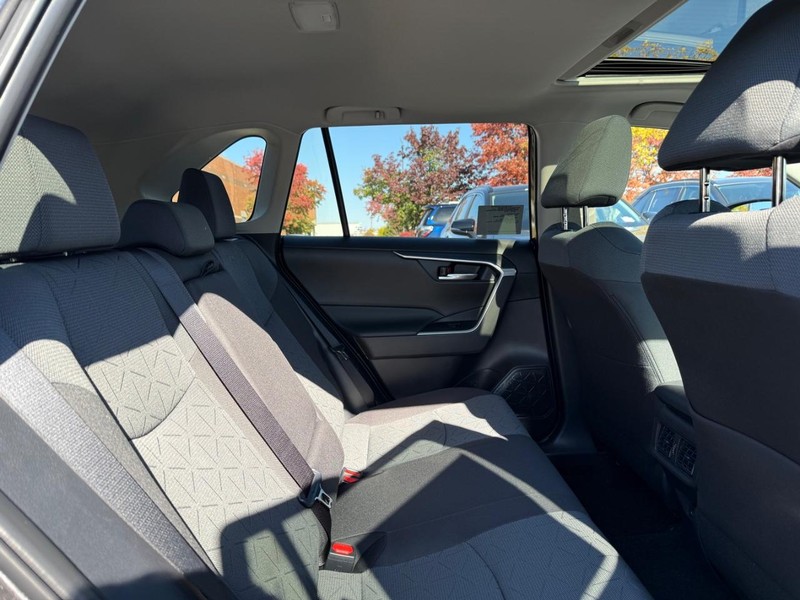 Toyota RAV4 Vehicle Image 04