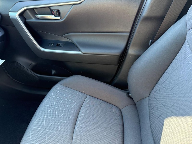 Toyota RAV4 Vehicle Image 16