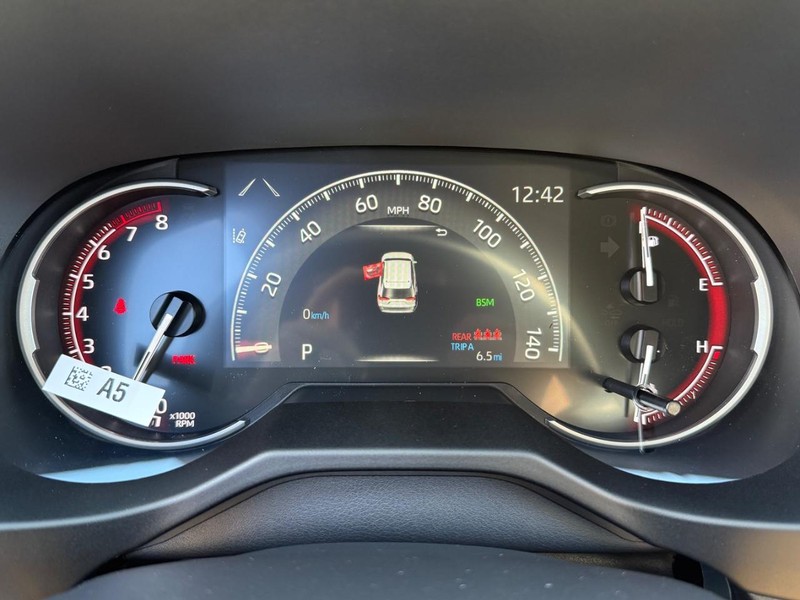 Toyota RAV4 Vehicle Image 18