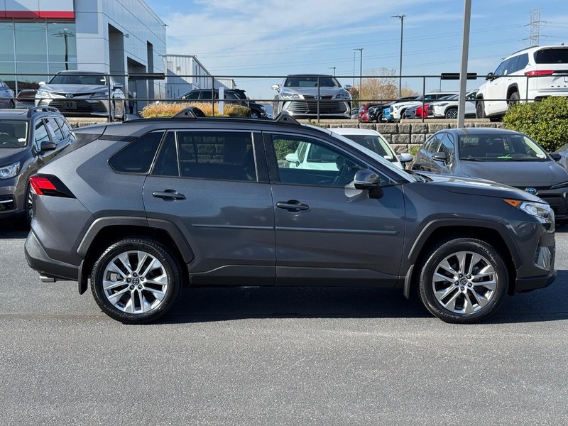 Toyota RAV4 Vehicle Image 02