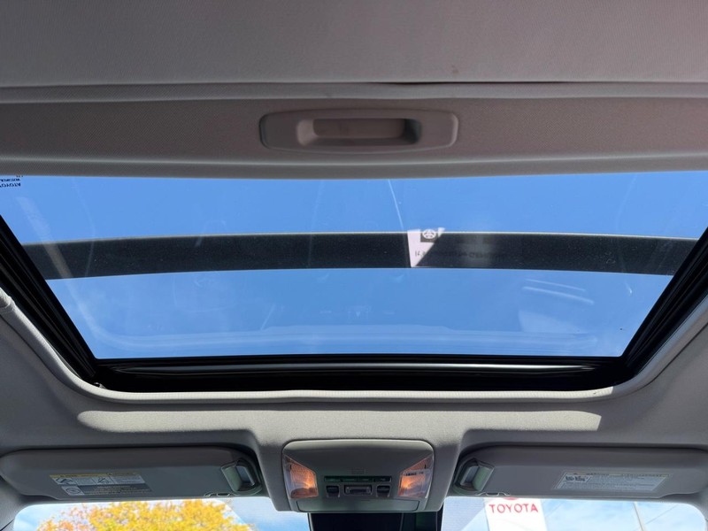 Toyota RAV4 Vehicle Image 12