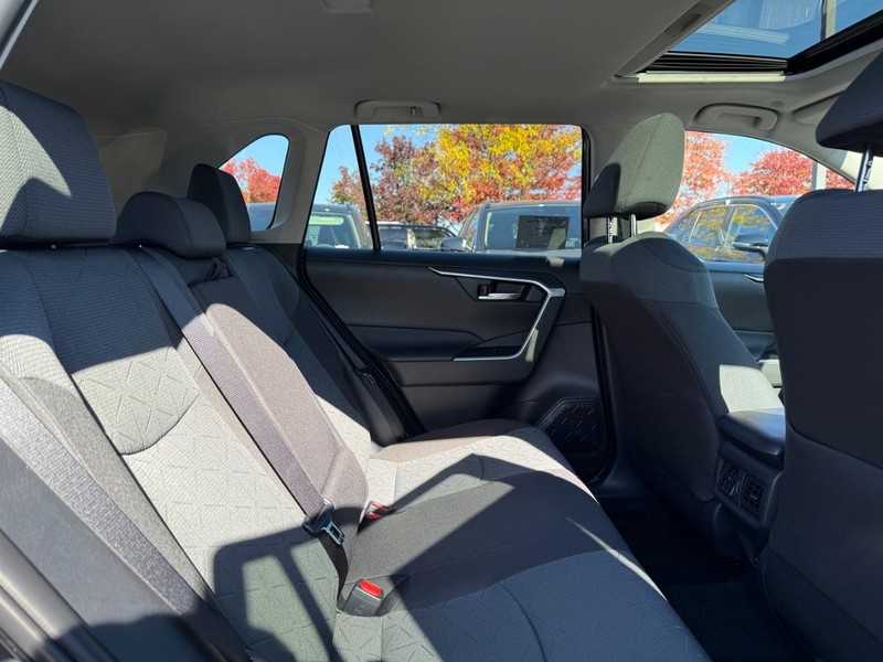 Toyota RAV4 Vehicle Image 04