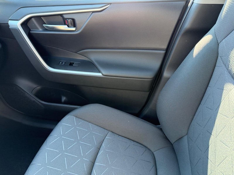 Toyota RAV4 Vehicle Image 16