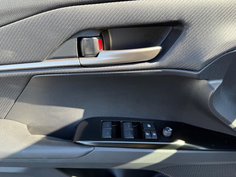Toyota Camry Vehicle Image 18