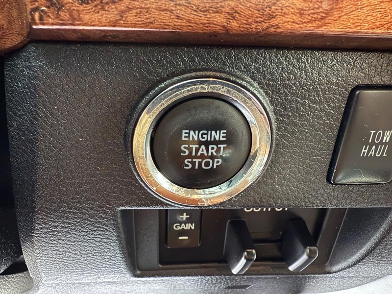 Toyota Tundra 4WD Vehicle Image 15