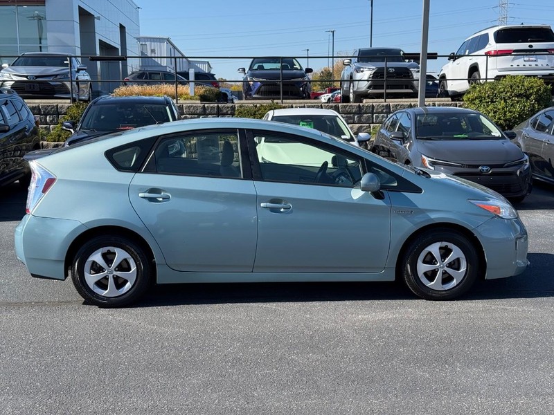 Toyota Prius Vehicle Image 02