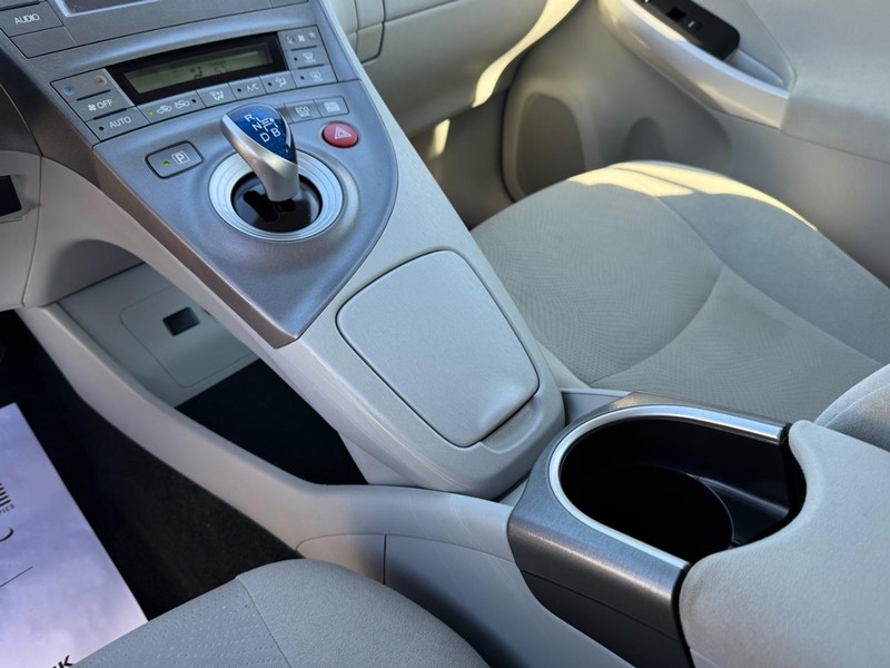 Toyota Prius Vehicle Image 18