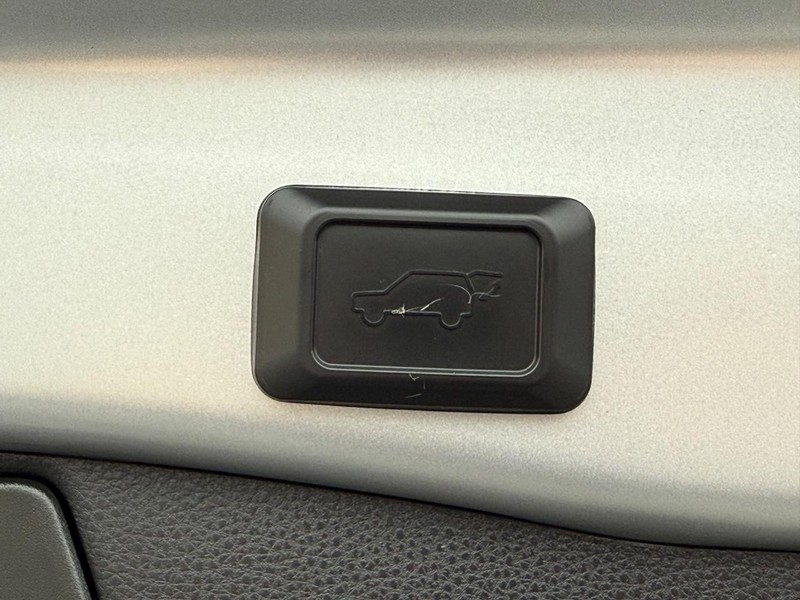 Toyota RAV4 Vehicle Image 08