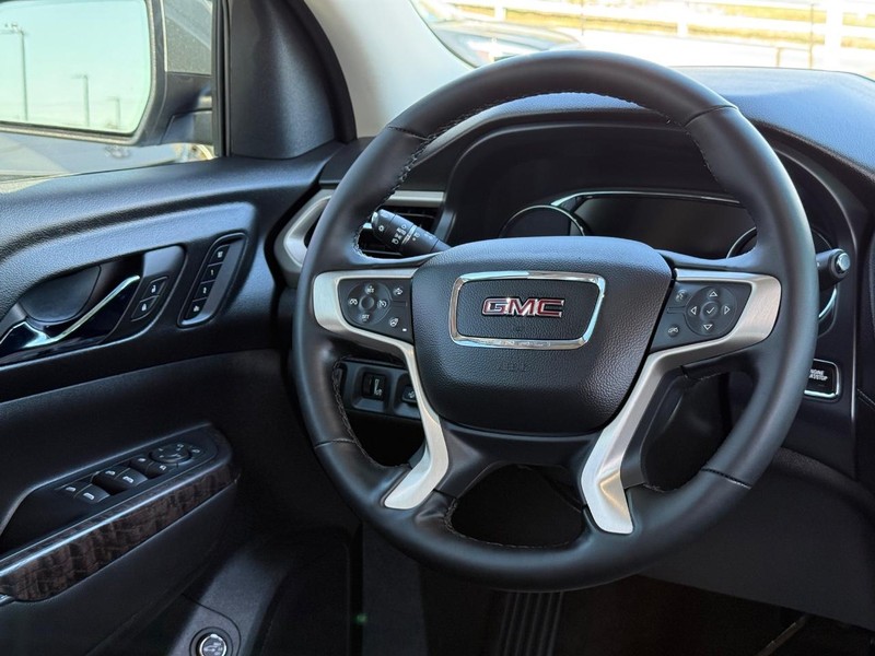 GMC Acadia Vehicle Image 14