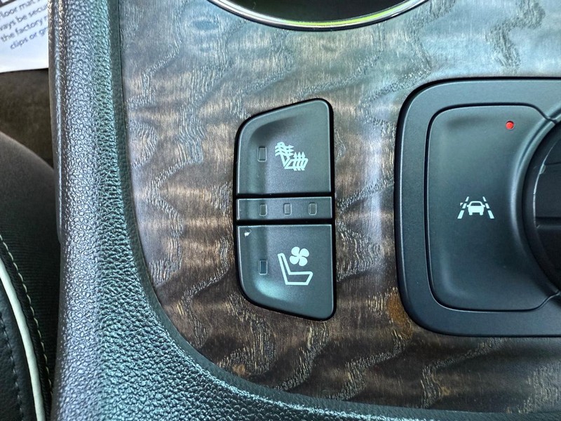 GMC Acadia Vehicle Image 18