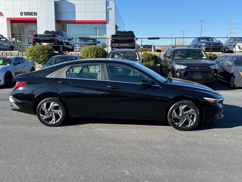 Hyundai Elantra Vehicle Image 02