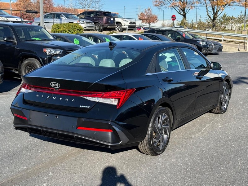 Hyundai Elantra Vehicle Image 03