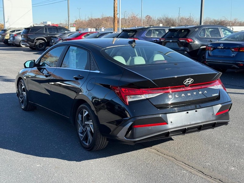 Hyundai Elantra Vehicle Image 05