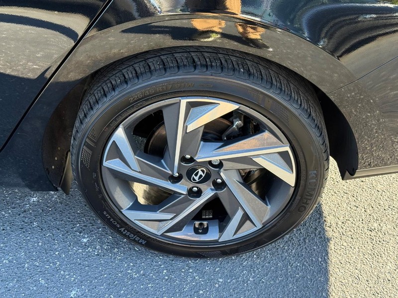 Hyundai Elantra Vehicle Image 06