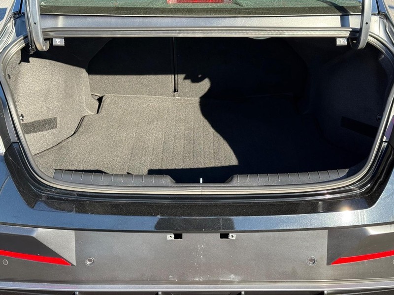 Hyundai Elantra Vehicle Image 07