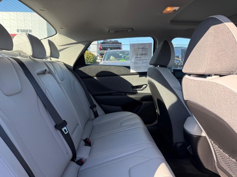 Hyundai Elantra Vehicle Image 10