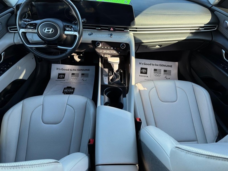 Hyundai Elantra Vehicle Image 12