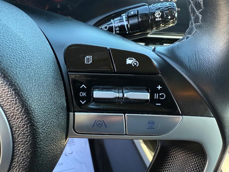 Hyundai Elantra Vehicle Image 15