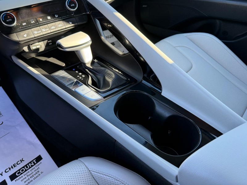 Hyundai Elantra Vehicle Image 21