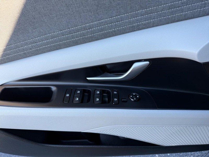 Hyundai Elantra Vehicle Image 25