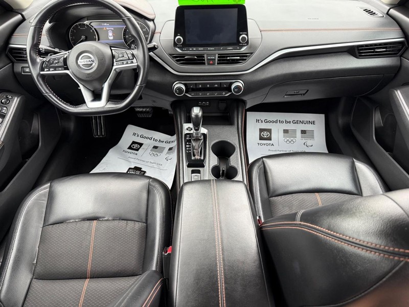 Nissan Altima Vehicle Image 12