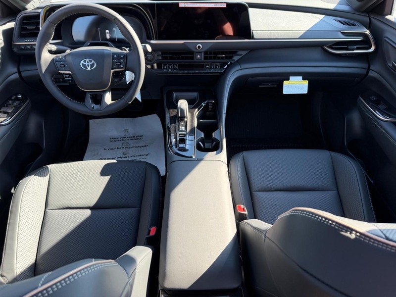 Toyota Crown Signia Vehicle Image 06