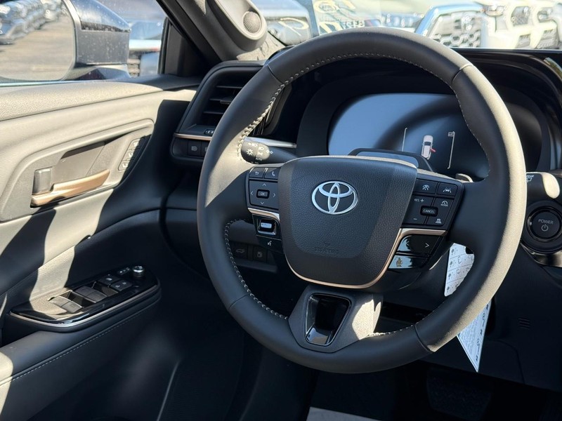 Toyota Crown Signia Vehicle Image 07