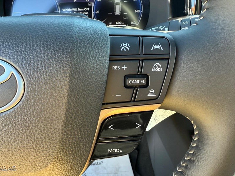 Toyota Crown Signia Vehicle Image 09