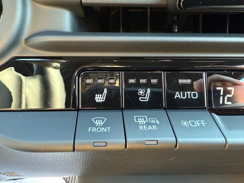 Toyota Crown Signia Vehicle Image 11