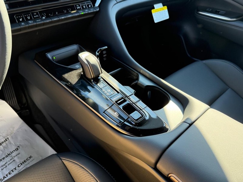 Toyota Crown Signia Vehicle Image 15