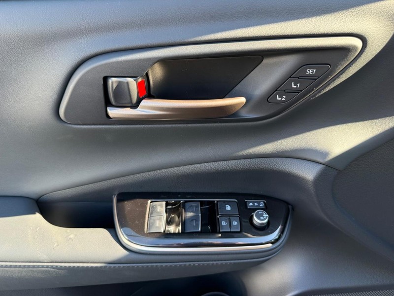 Toyota Crown Signia Vehicle Image 20