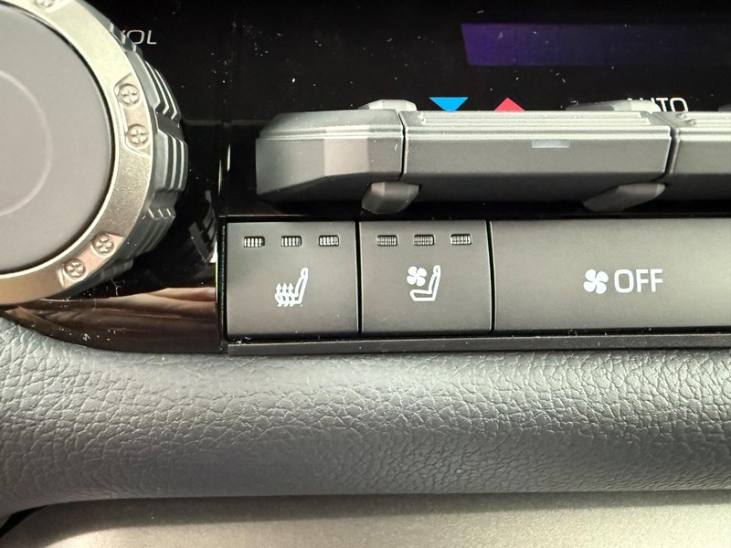 Toyota Tundra 4WD Vehicle Image 11